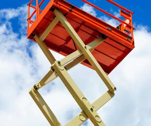 Boom Lift vs Scissor Lift: The Right MEWP for Your Project